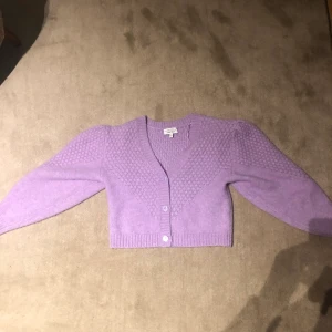 Trendig Another Stories sweater  - Köpt för 900kr använd en gång. Plagget är som nytt, inga hål, inga fläckar eller missfärgningar 