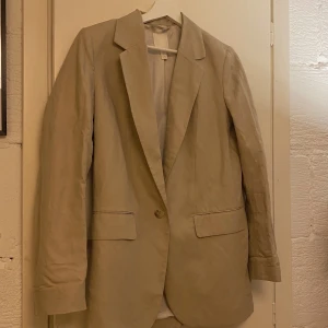 Beige kavaj - En beige oversized kavaj i storlek S från HM. Bild 2 beskriver bäst färgen på kavajen. Säljer då den inte längre kommer till användning. Använd ca 2 ggr. 