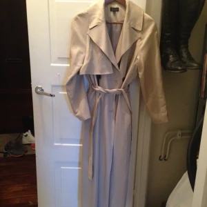  - Trenchcoat från Topshop. Kanonsnygg men inte riktigt min stil. Använd en gång. 