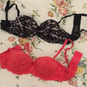 Snålt använda! - Två sexiga bh-ar från HM i så använts väldigt få gånger och inte passar längre. Neonrosa bh i strl 70C och svart bh i strl 75B. Båda har borttagbara band, fickor att fylla ut vadderingen med och gummiremsor runt om för att sitta bättre. Bra fynd 20kr/st!👸👸