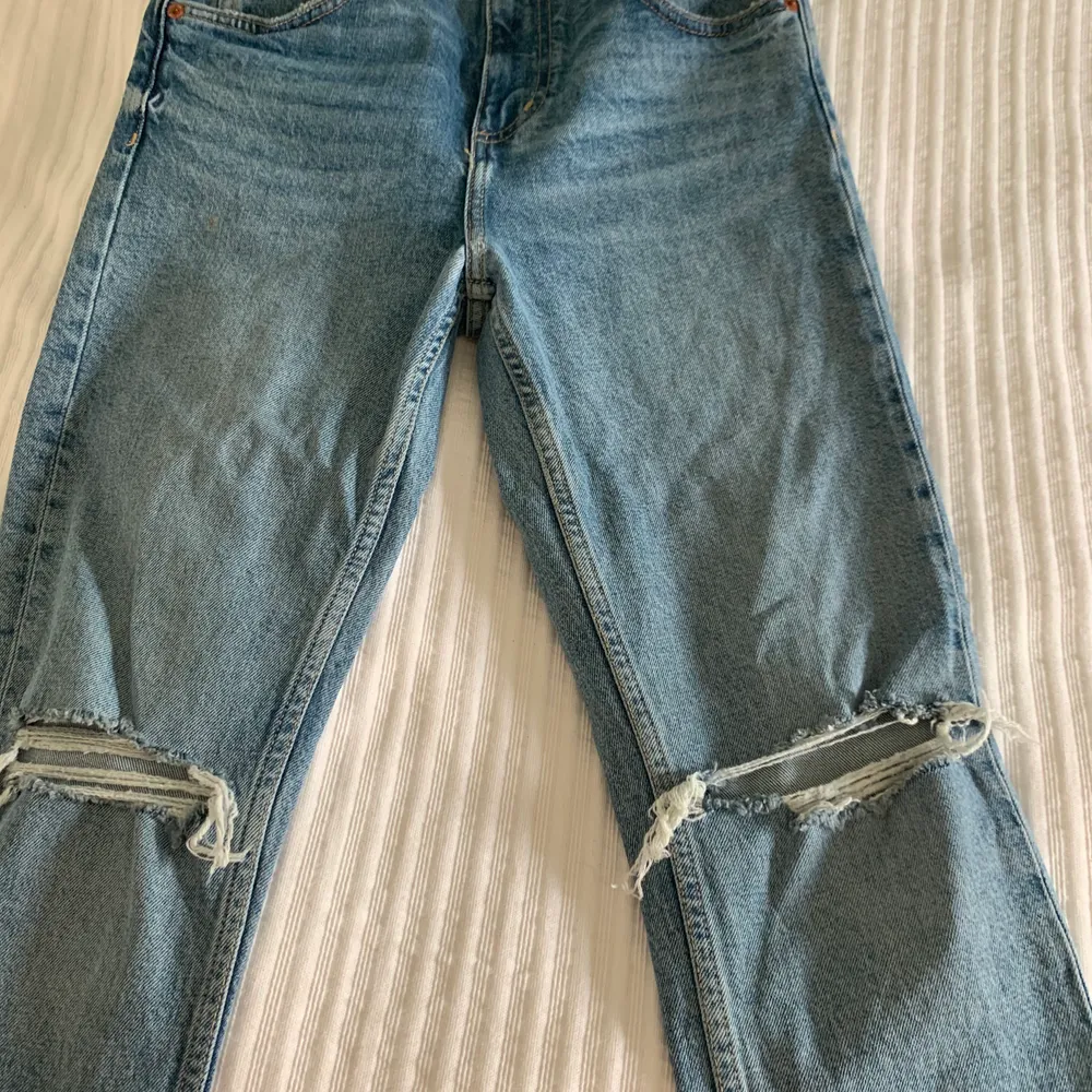Säljer mina Zara jeans med hål de är väldigt fina men inte min stil de är nästan aldrig använda . Jeans & Byxor.