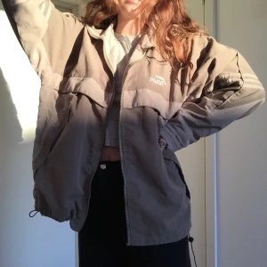 ”Pama” jacka - En rolig blandning av adidas och puma. Lite sliten på få ställen. Skriv vid frågor och fler bilder. Tragkedjan fungerar inte 