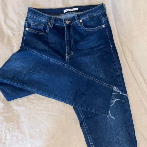 Jeans nakd - Snygga blåa jeans från nakd, använda Max 5 gånger! Superbekväma och sjukt snygg passform! 
