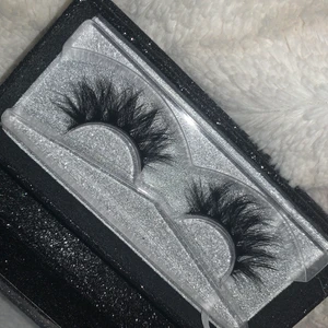 Lösögonfransar  - Superfina långa lösögonfransar. Kommer inte med lim. 18mm långa. Gjorda av faux mink material. Håller väldigt bra och är i bra kvalitet.