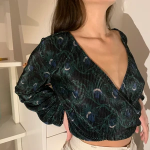 Topp - Topp i väldigt fin färg och passform, perfekt till jul och nyår.