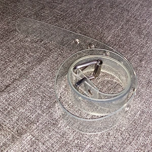 Genomskinligt skärp - Genomskinligt plast skräp från Nelly i strl M, säljer 60 + frakt