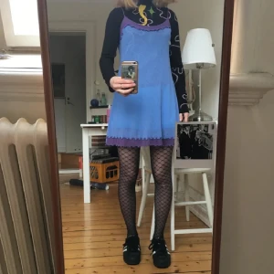 Unik klänning - Söt klänning köpt här på plick! Jättefin men passar inte in i min garderob.  Bilderna lånade från förra säljaren men vid önskemål tar jag egna bilder!! Söt för layering med t shirt eller polotröja.