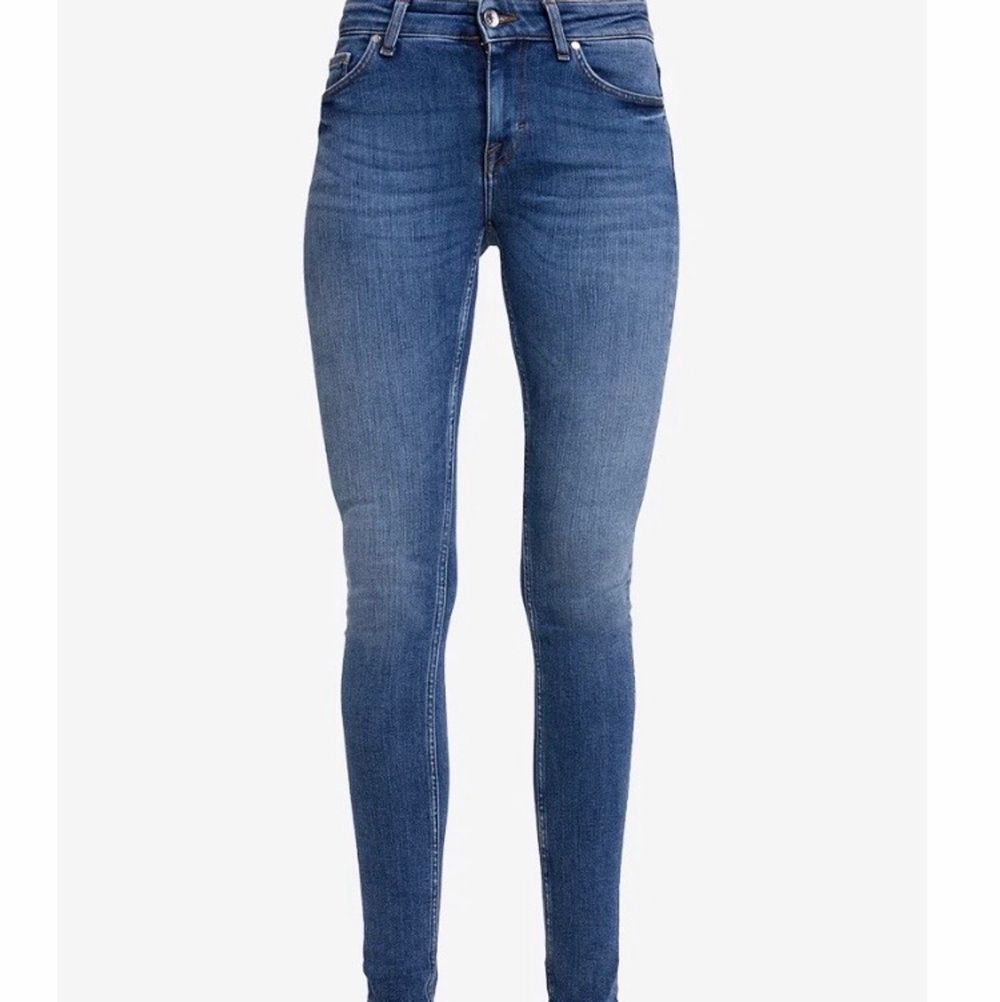 (Lånad första bild). Säljer dessa helt oanvända tiger of sweden jeans, då de tyvärr inte kommer till användning🌸 Dessa är dom perfekta jeansen då dom är sköna, sitter bra i midjan och perfekt vid rumpan! Skriv vid frågor💕 . Jeans & Byxor.