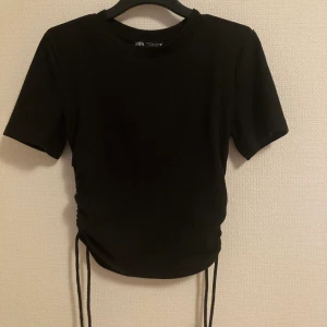 Topp från zara - Svart topp frn zara som går att dra ihop på sidorna för att få en annan form