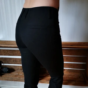 Flippa K kostymbyxor stl S - Slimfit kostymbyxor från Filippa K, aldrig använda!! Lite stretch och passar XS-S. Frakt tillkommer