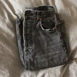 Zara jeans - Snygga jeans i slutsåld modell. Avklippa för att passa mig som är 163cm, de nuddar precis marken. Skriv för flera bilder!