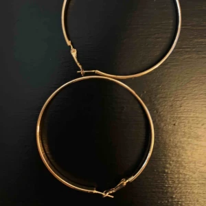  - Guldiga örhängen från Ur och Penn. Säljs på grund av att de ej kommer till användning. Fler bilder kan skickas, köparen står för frakt. 