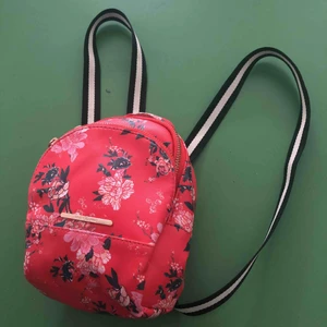  - Liten ryggsäck från river island, använd någon gång bara, hämtas i Uppsala eller kan frakta   