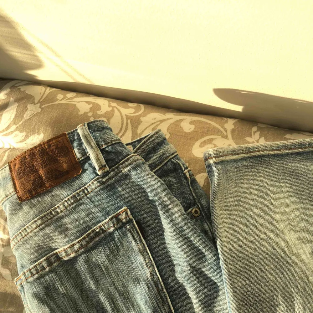 Smala jeans från crocker🤍 fin ljusblå färg, utan stretch.. Jeans & Byxor.