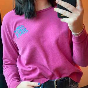 Såååå fin rosa sweatshirt med texten ”girls girls girls” på bröstet! Köpt på second hand och väldigt bra skick, inga märken eller fläckar! Säljer denna nu pga används ej<33
