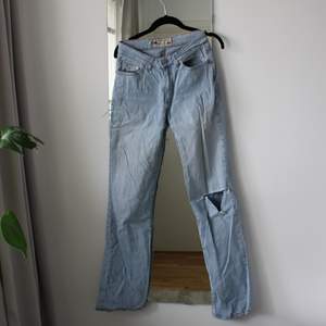 Raka jeans från Crocker som passar en 36/38 i storlek. Medelhög midja och hål vid knät samt 