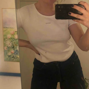  - snygg basic t-shirt från esprit med loggan på bröstet. köpare står för frakt 💞