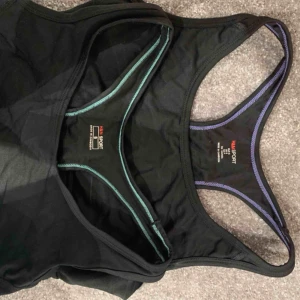  - Två stycken träningstoppar ifrån H&M. Båda är i storlek S men skulle nog säga att dem är lite lite små i storleken💙 Skillnaden på dem är bara färgen på sömmarna inifrån. Ska den skickas betalar köparen frakten🦋