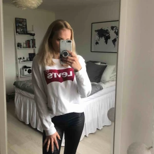 Levis tröja - Levis tröja. Någon liten fläck som inte syns så bra. Super skönt. Säljer då den aldrig kommer till användning.  Obs köparen står för frakten