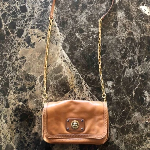  - Marc by Marc Jacobs väska  Nypris ca 3000 Lite sliten (se bild 3)