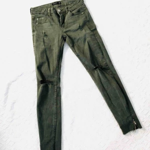  - "Low Rise " från Bershka. Aldrig använda då dem känns på gränsen till för tighta för mig. Kan hämtas i vasastan/solna eller skickas med post emot att köparen betalar porto 