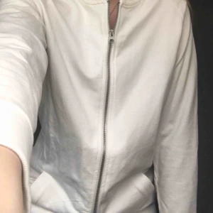  - vit kofta från lager 157 i bra skick, köparen står för eventuell frakt😊