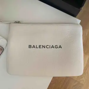 Säljer min balenciaga clutch, använd 2 gånger. Ser ut som det är fläckar på den men det är det inte, bara ljuset :) jag har kvitto! Nypris ca 5000! Kan tänka mig att gå ner i pris vid snabbaffär