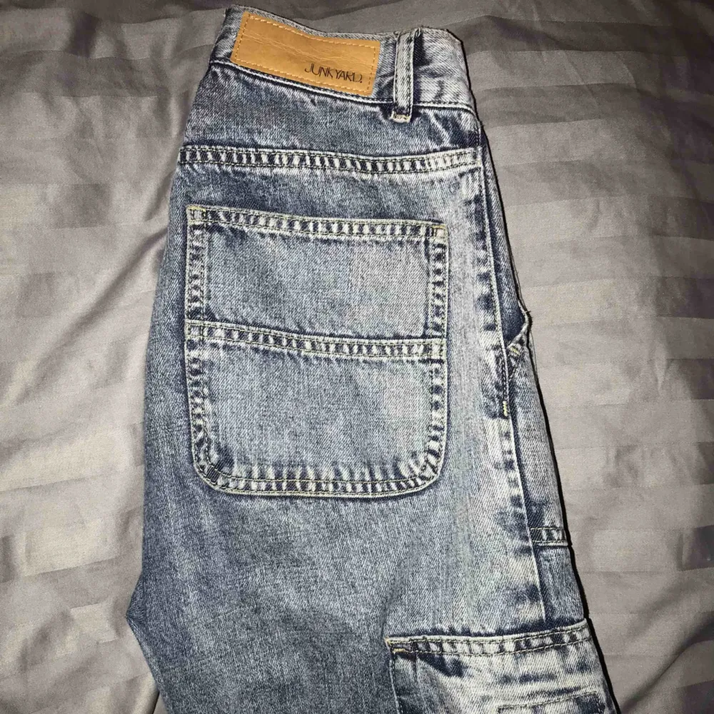 Jeans i bra skick från Junkyard i modellen ”chill jeans”. Raka i passformen med fickor på sidorna. Väldigt snygga jeans men som inte kommer till användning längre tyvärr. Kontakta mig för fler bilder :) . Jeans & Byxor.