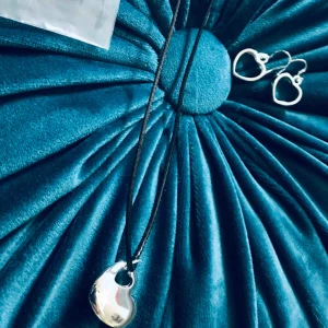  - ✨FINA SMYCKET TVÅ STYCKEN. NYA Silverpläterade Örhöngen och ett halsband . -Skickas inplastat med en glittrig etuiet SE PÅ BILDERNA BJUDER PÅ PORTOT ✨