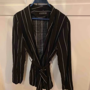  - Väldigt tunn blazer är i storlek 40 men skulle säga mer som en 36-38, säljer pågrund av att den är för liten för mig men i väldigt bra skick