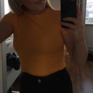  - Vill du satsa på apelsin-viben i vår? Detta är tröjan för dig. Croppad i mjukt och härligt material, möts upp i Umeå annars tillkommer frakt!