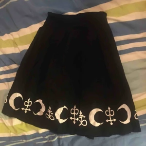  - Snygg kjol. Använd en gång, var inte min grej. Lite stretchig. Frakt är inkluderad :)