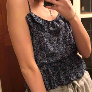  - sött blommigt linne från BikBok!🖤💙