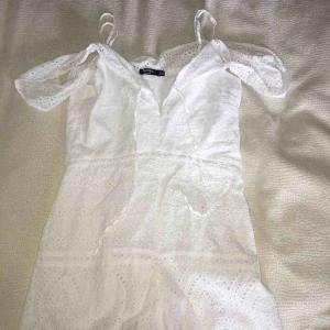  - Vit shoulderless romper från bershka. Det står att det är storlek M men skulle nog säg att det passa mer som S 