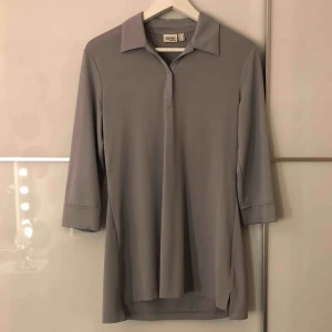  - Fin blå/grå blus från esprit, storlek M men passar S också. Lite längre modell, så är du kort är den fin att ha som klänning med ett skärp i midjan🥰 +50kr i frakt💕