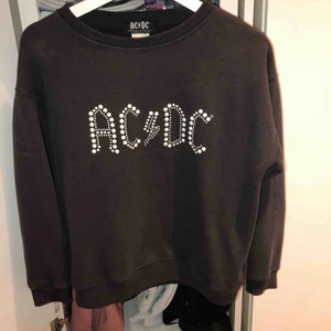  - Säljer en ACDC tröja från zara i storlek 13-14 år, men passar en som har XS/S