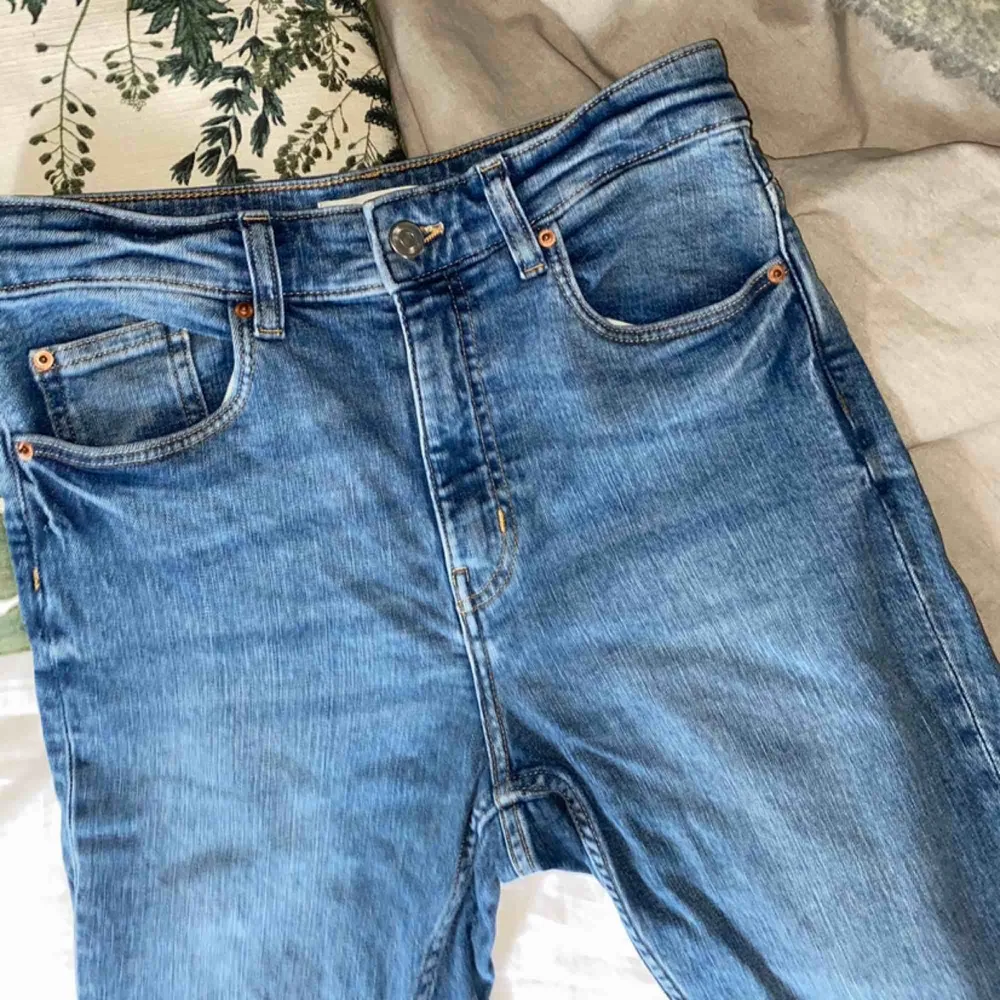 Supersnygga jeans ifrån hm, använd ett fåtal gånger. Tyvärr för korta för min smak, på mig som är 180 lång. I övrigt sitter de helt perfekt! Kan självklart skicka fler bilder om så önskas!  . Jeans & Byxor.