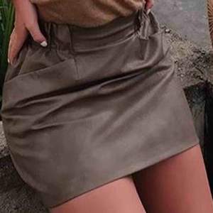 Säljer denna brun beiga kjolen från Zara (Dess Färg kommer inte riktigt fram på bild). Storlek M (men skulle passa en S också). Använd en gång