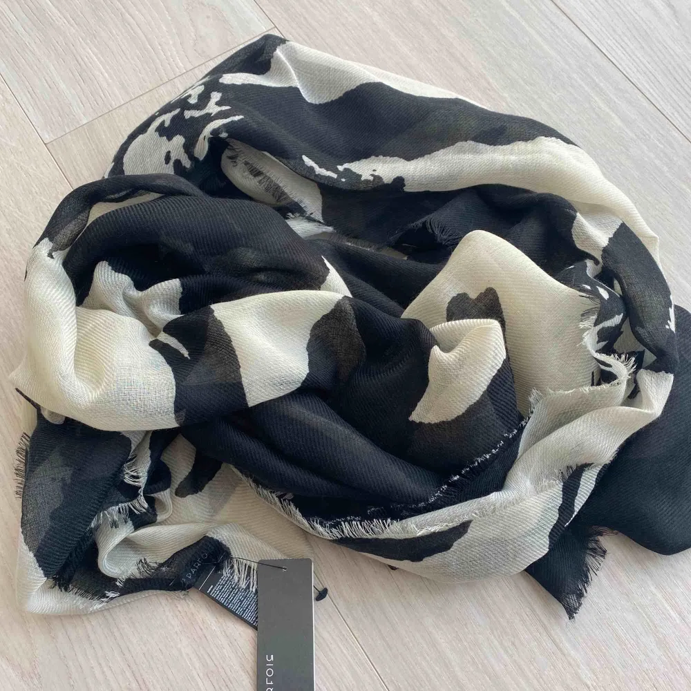 Ny svart-vit mönstrad halsduk från Parfois. Mötas / frakt kommer.. Övrigt.