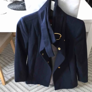  - Super snygg kappa i från mango. Storlek s  Frakt ingår i priset :) 