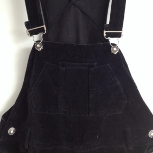  - Hängselkjol i svart sammet (typ?). Väldigt fin!  