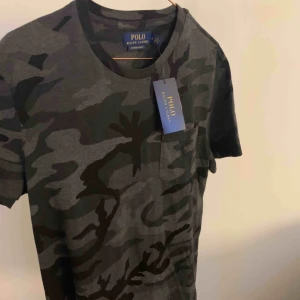  - Polo Ralph Lauren t-shirt i storlek M. Inte alls använd, prislappen är kvar. Säljer den då jag tappat bort kvittot.
