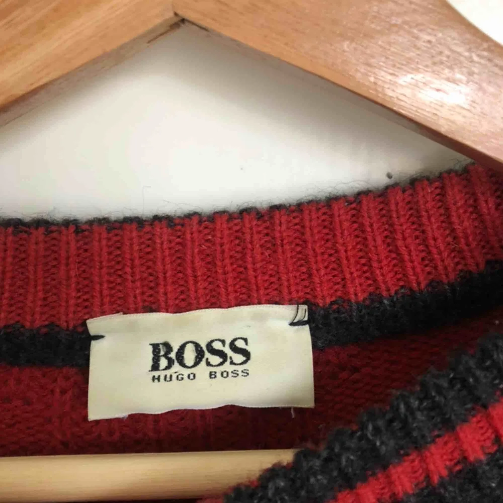 Stickad vintage tröja från Hugo Boss i olika färger. Frakt tillkommer. Stickat.