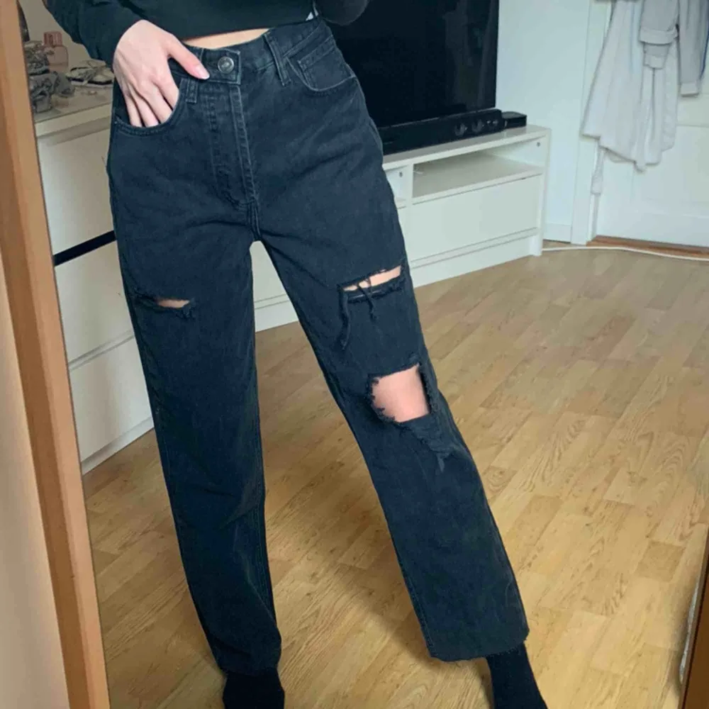 Skitsnygga populära jeans från Zara. Dom passar mig som vanligtvis är XS men skulle även passa S/M beroende på hur man vill att de ska sitta. Aldrig använda. Har klippt dom nertill för att de var för långa, är 160cm🥰. Jeans & Byxor.