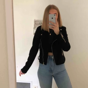  - Superfin mockajacka (Fake) från Nelly, enkel och styla till mycket, använd en del men är i fint skick!  Betalning via Swish, köparen står för frakten och kan mötas nära kristianstad, bromölla, sölvesborg😁