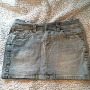  - Jeanskjol i storlek Medium. I väldigt fint skick!   • Köparen står för frakt!