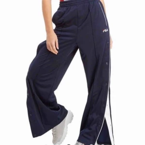  - Ett par fila byxor knappt använda dom går att spänna knäppa upp på sidorna osv