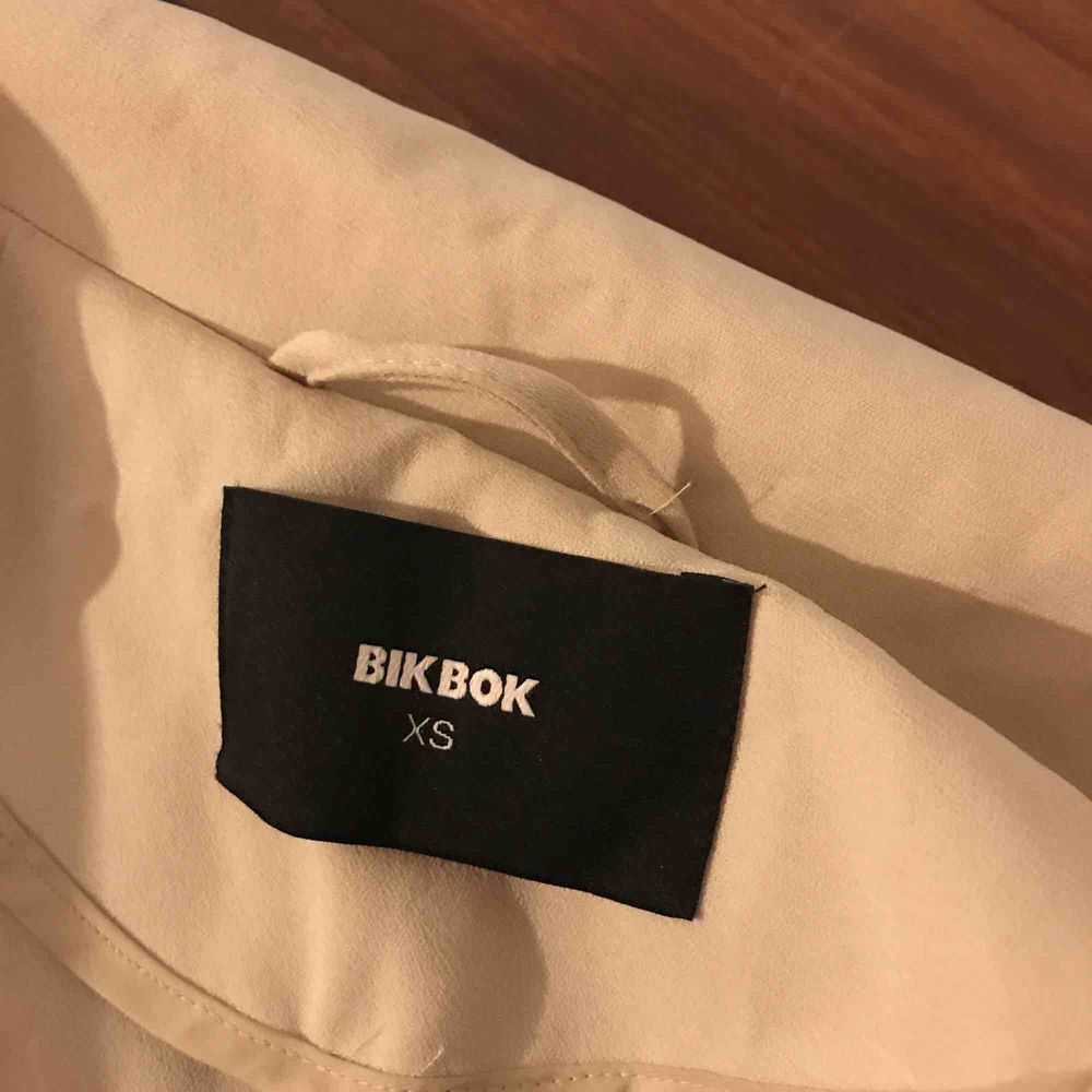 En jättefin kappa från BikBok som tyvärr inte kommer till användning. Den är köpt förra året och är knappt använd och är så gott som ny. Den är tunn men perfekt under våren och sommaren. Fickorna är mycket rymliga.. Jackor.