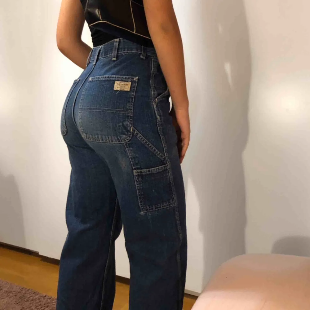 Säljer mina favvo jeans!! I modellen workwear, storlek 36 men skulle säkert oxå passa en storlek mindre eller större beroende hur man vill att dem ska sitta🧡 kan mötas upp i Lund, annars tillkommer frakt🌟✨. Jeans & Byxor.