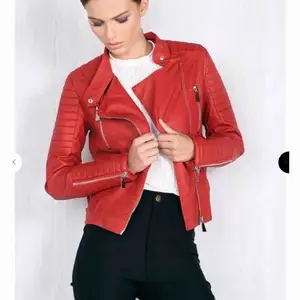 HELT NY, aldrig använd !! Super cool röd jeans jacka från Ciquelle, köpt för 700 kronor. Kan prutas vid snabb affär 